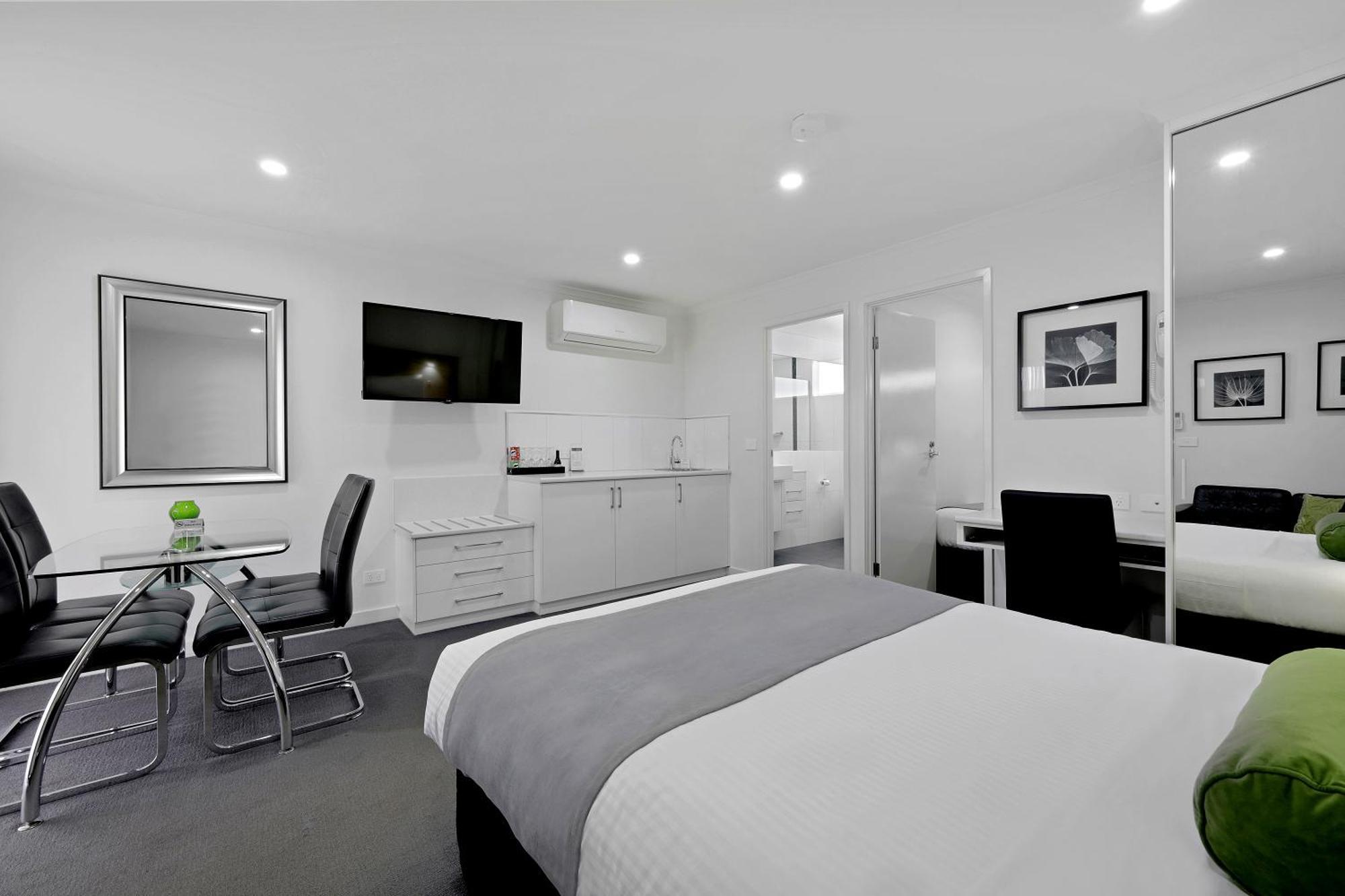 Lonsdale Motel 4*