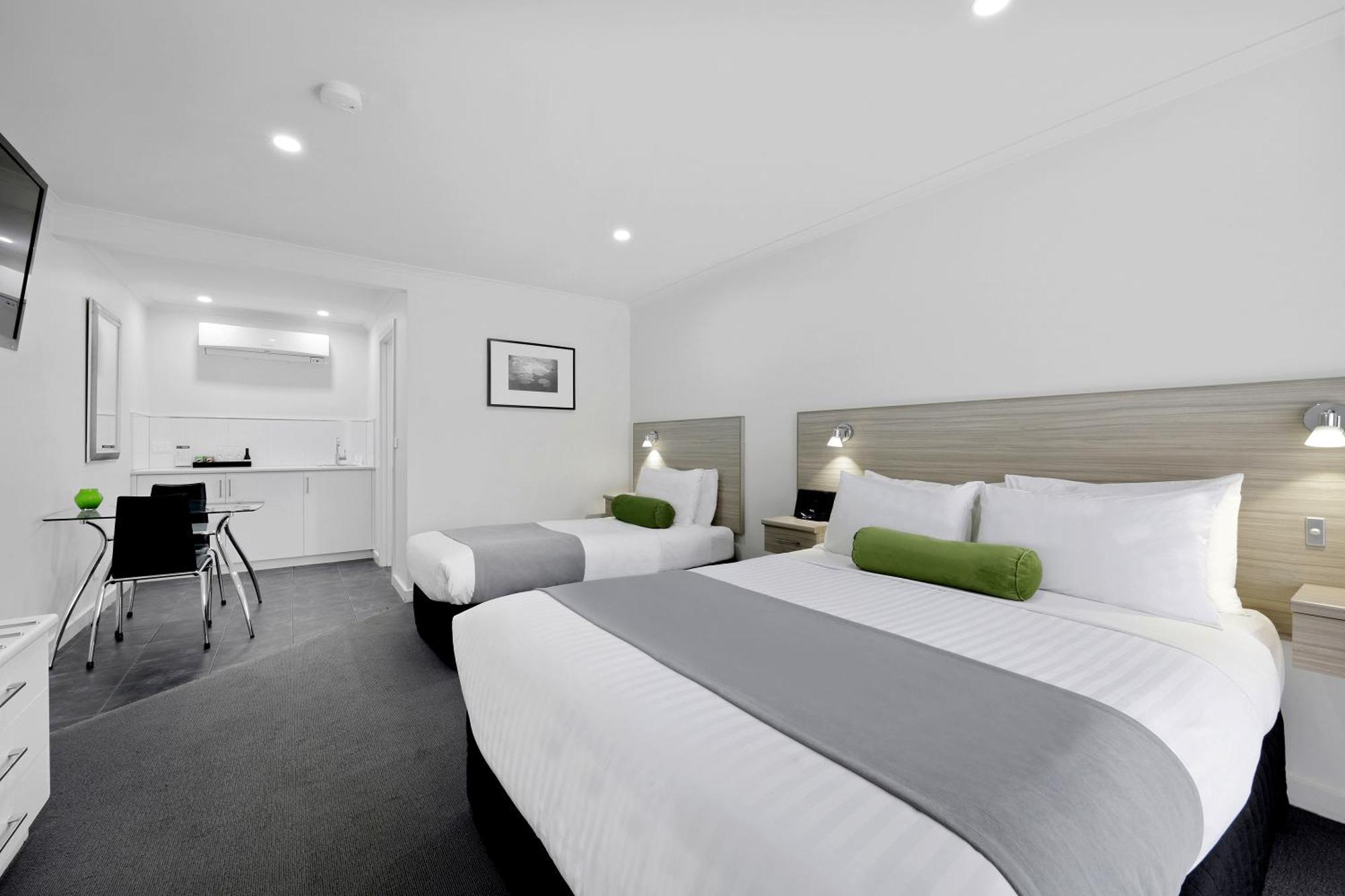 Lonsdale Motel 4*